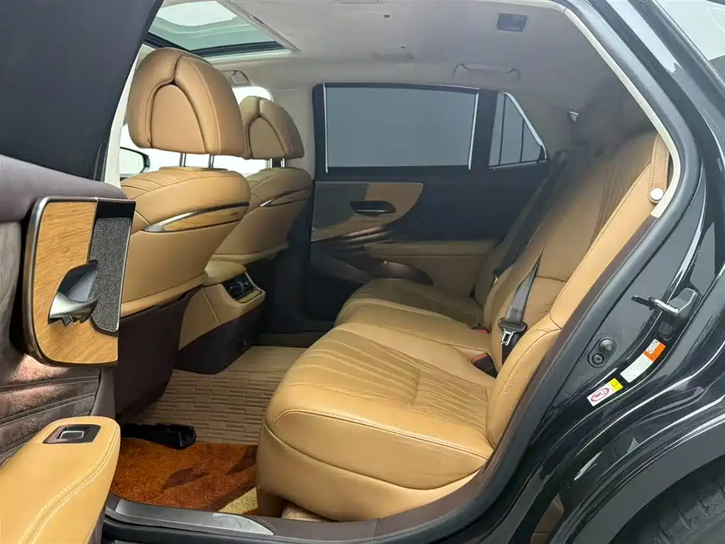 Lexus LS 2019 — фото 12