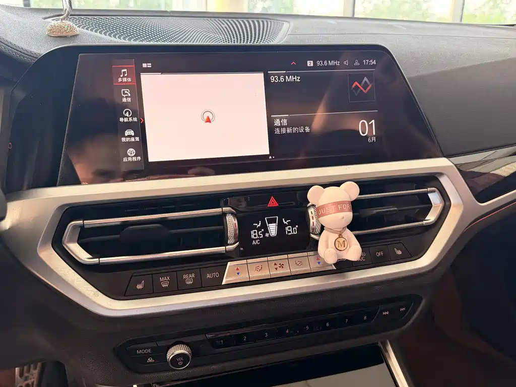 BMW 3 Series 2019 — фото 11