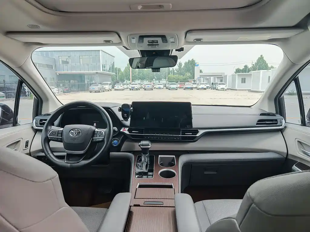 Toyota Granvia 2024