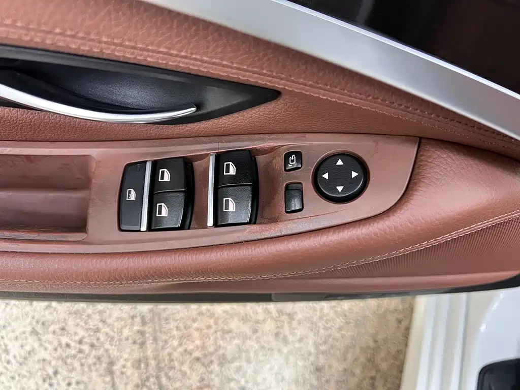BMW 5 Series 2017 — фото 13