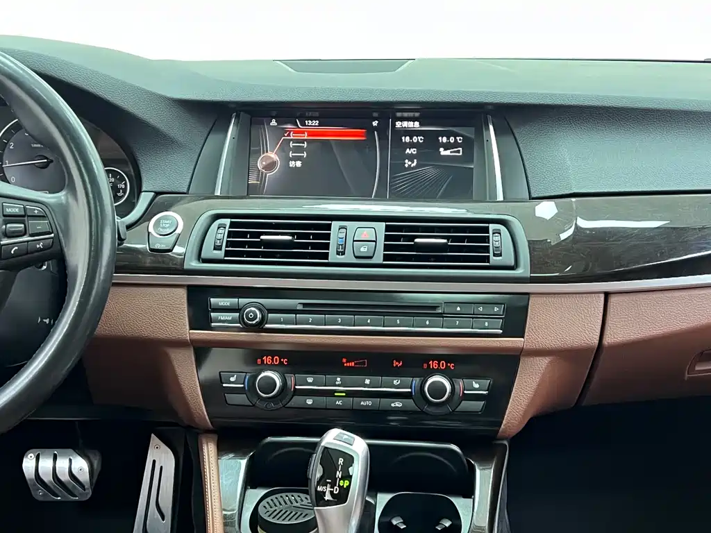 BMW 5 Series 2017 — фото 24