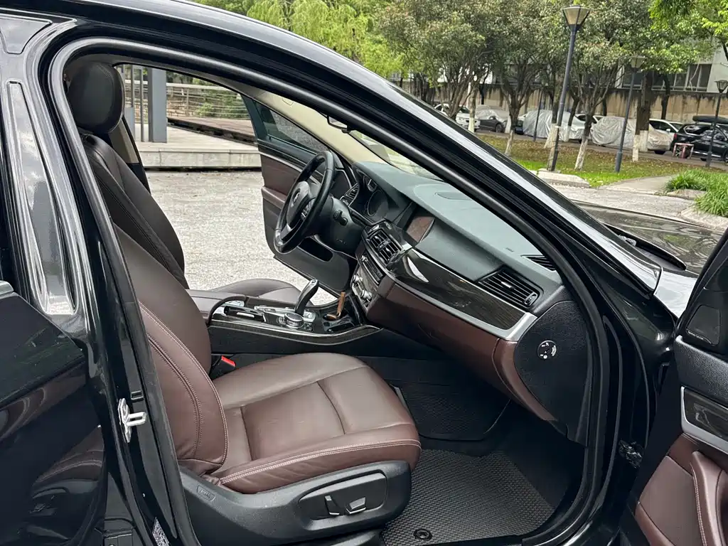 BMW 5 Series 2017 — фото 14