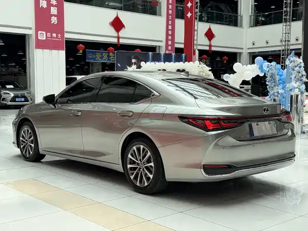 Lexus ES 2025