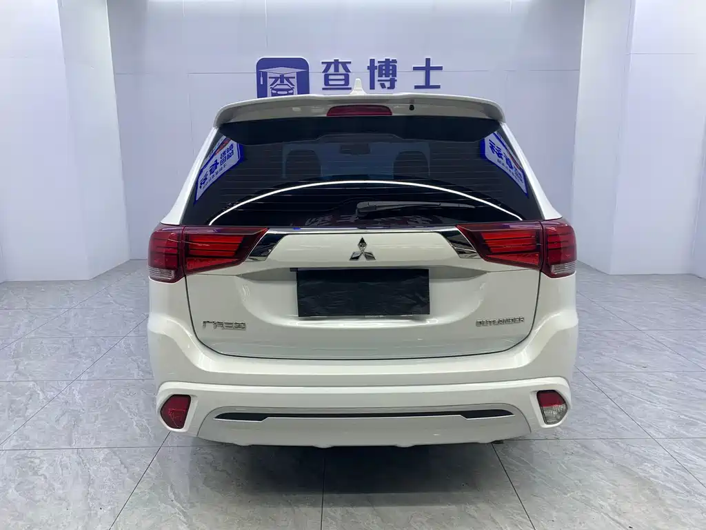 Mitsubishi Outlander 2022 — фото 21