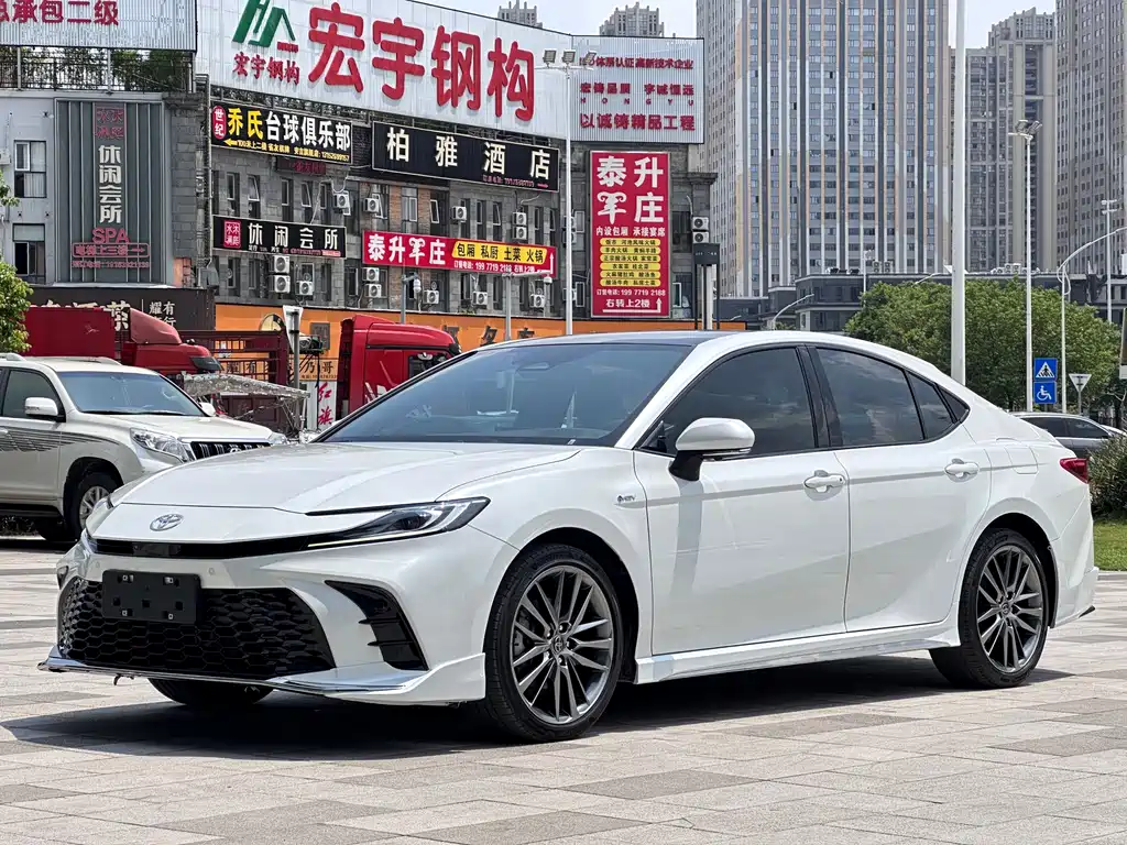 Toyota Camry 2024 — фото 1