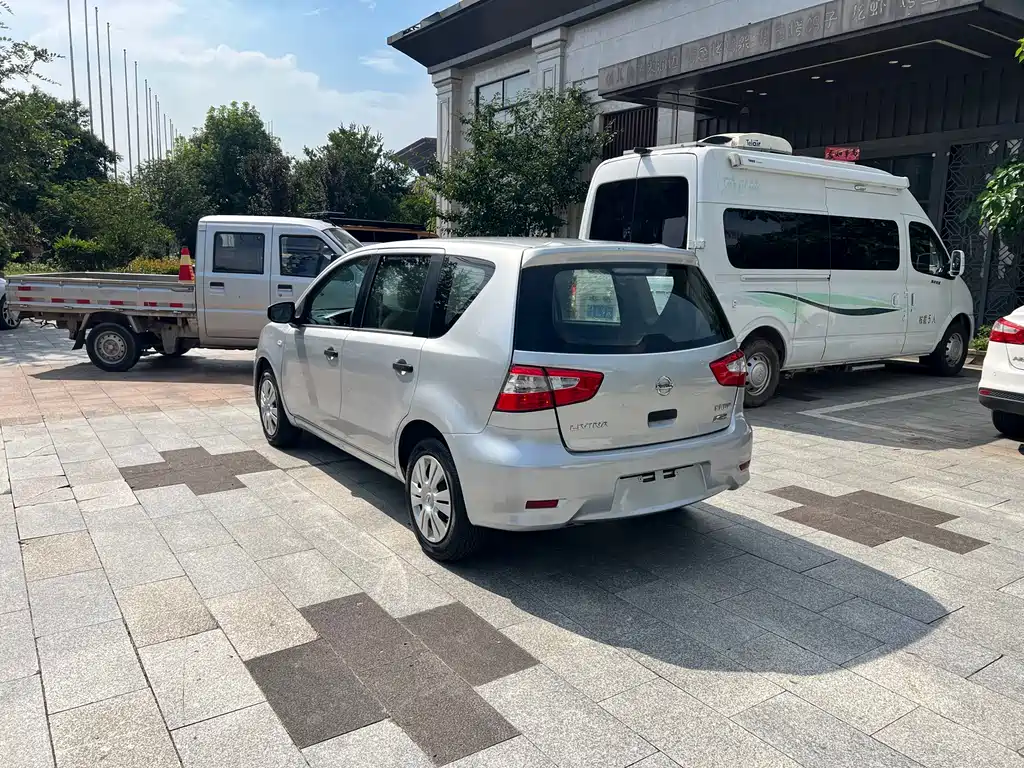 Nissan Livina 2017 — фото 15
