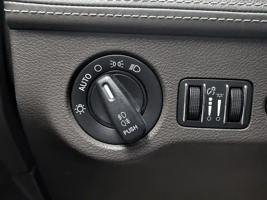 Chrysler 300C 2017 — фото 21