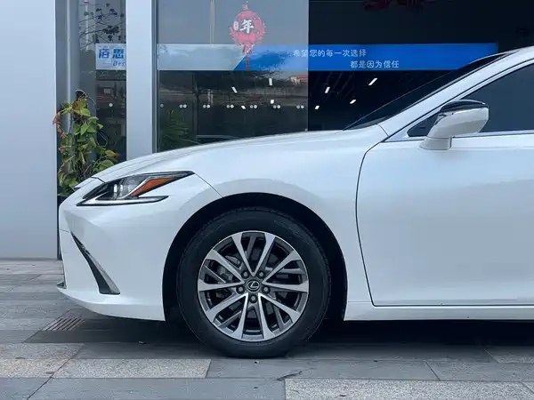 Lexus ES 2023