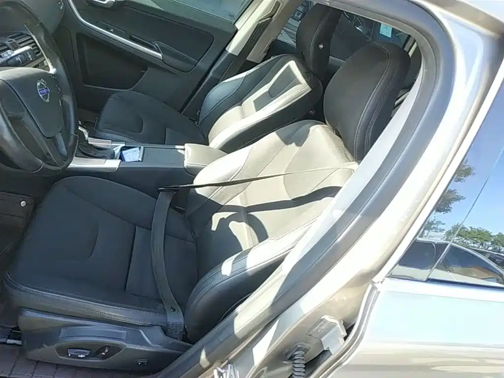 Volvo XC60 2015 — фото 15