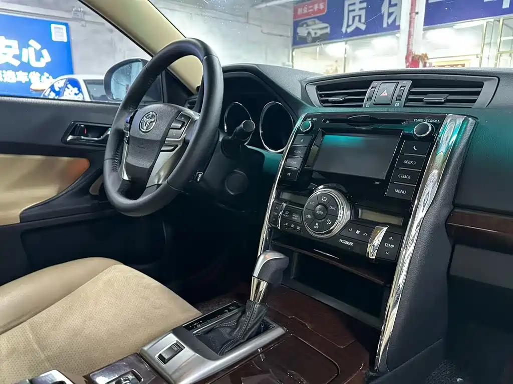 Toyota Reiz 2014