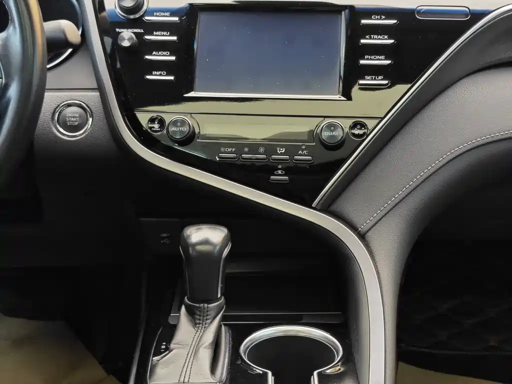 Toyota Camry 2018 — фото 20
