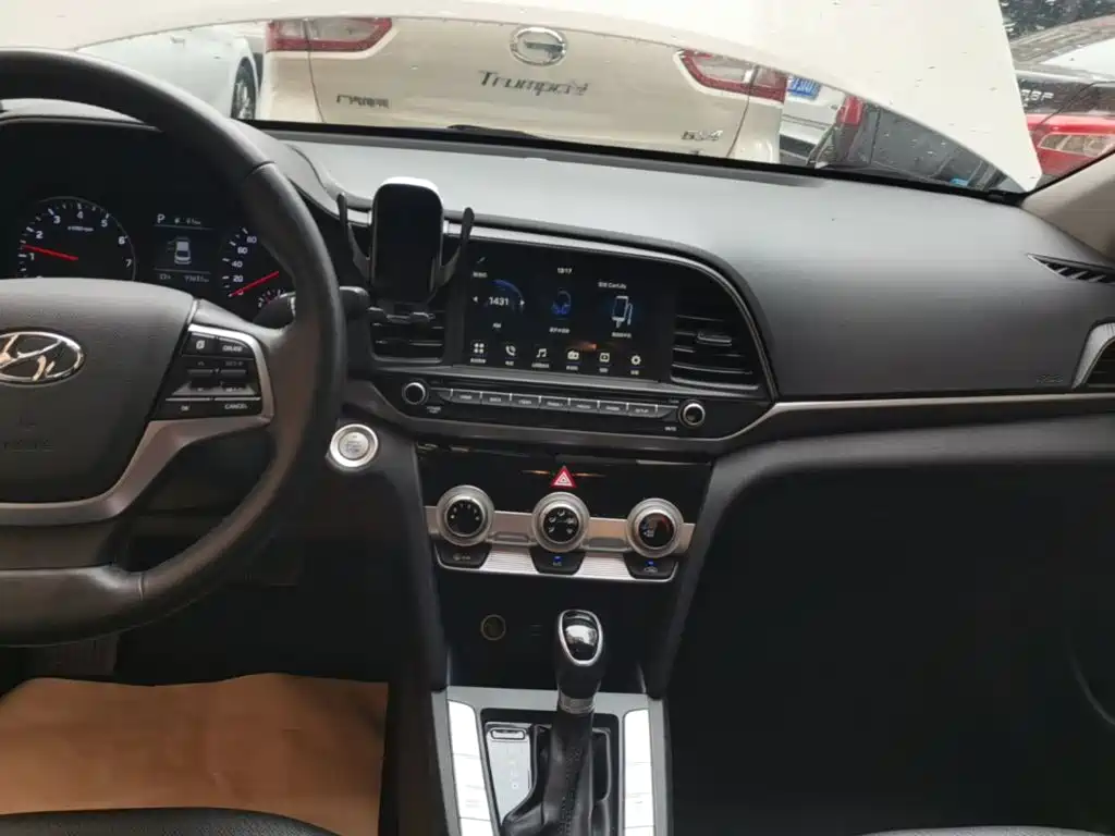 Hyundai Elantra 2019 — фото 13