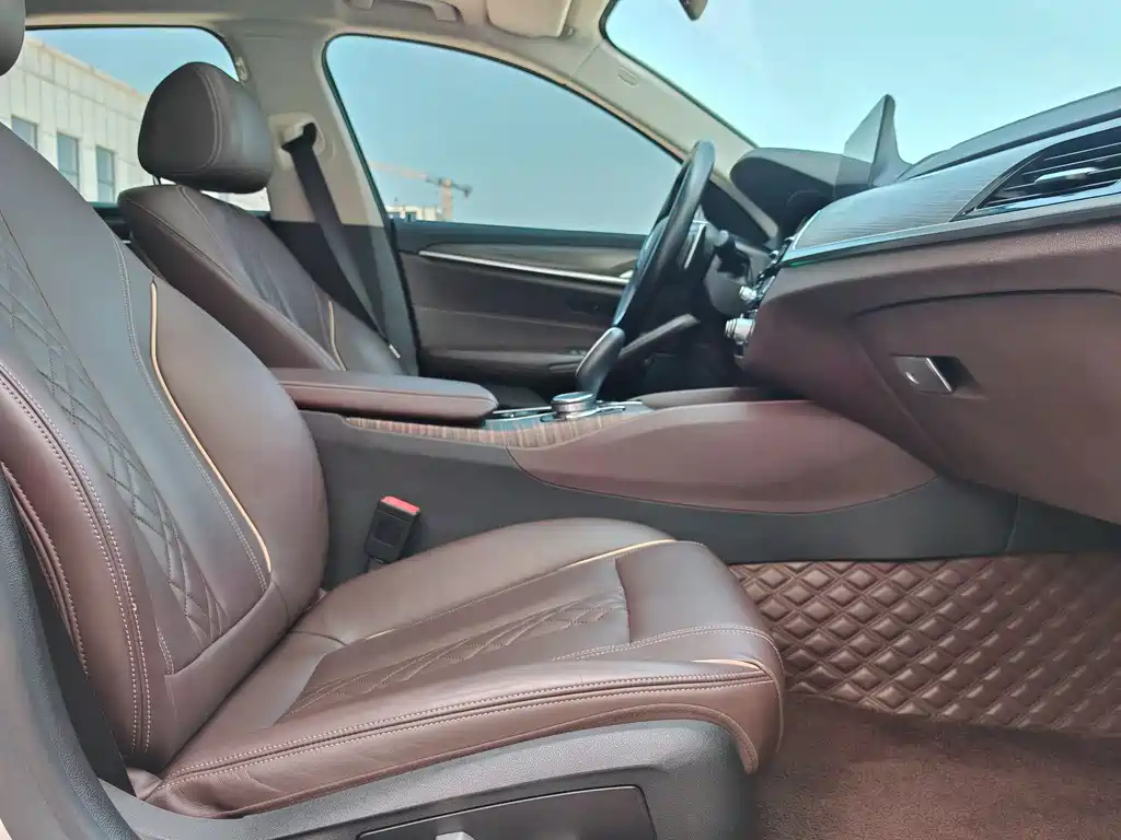 BMW 5 Series 2018 — фото 16