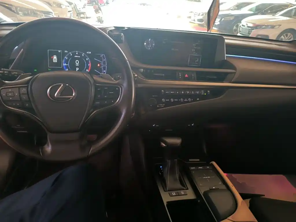 Lexus ES 2019 — фото 10