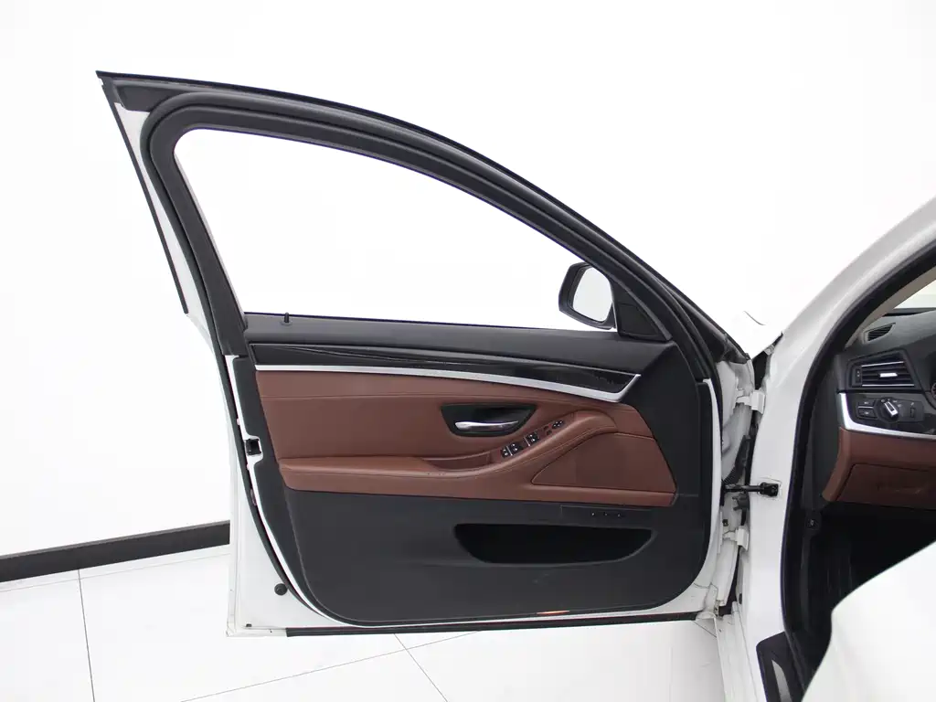 BMW 5 Series 2014 — фото 12