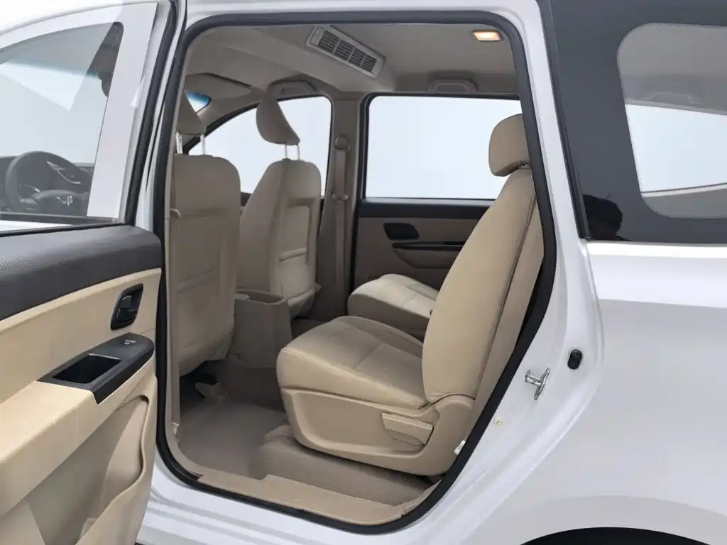 Wuling Hongguang 2016 — фото 15