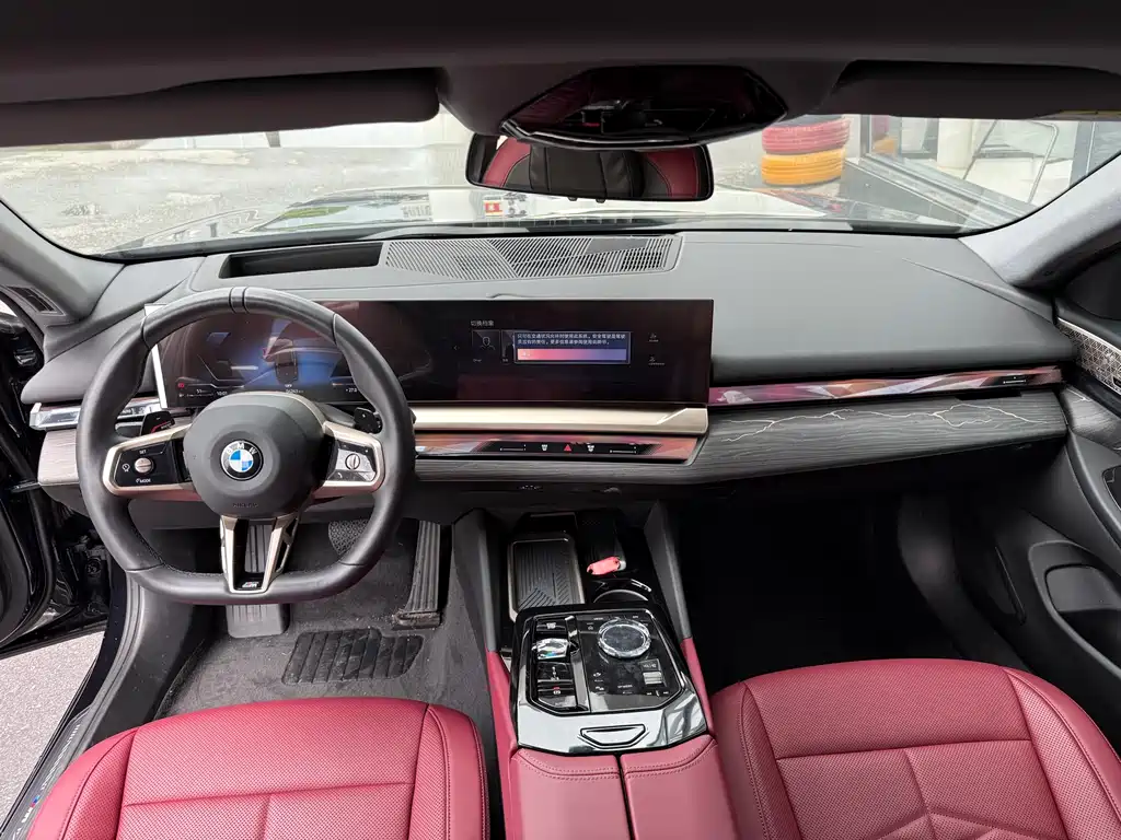 BMW 5 Series 2025 — фото 13
