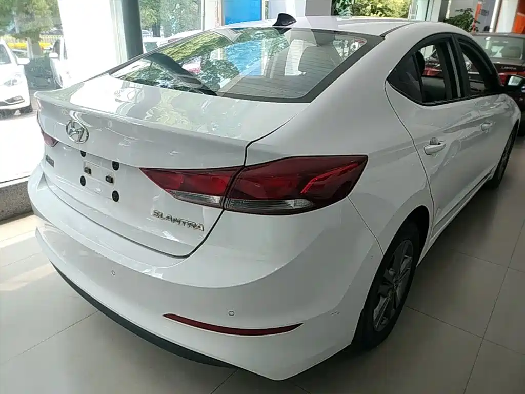 Hyundai Elantra 2017 — фото 7