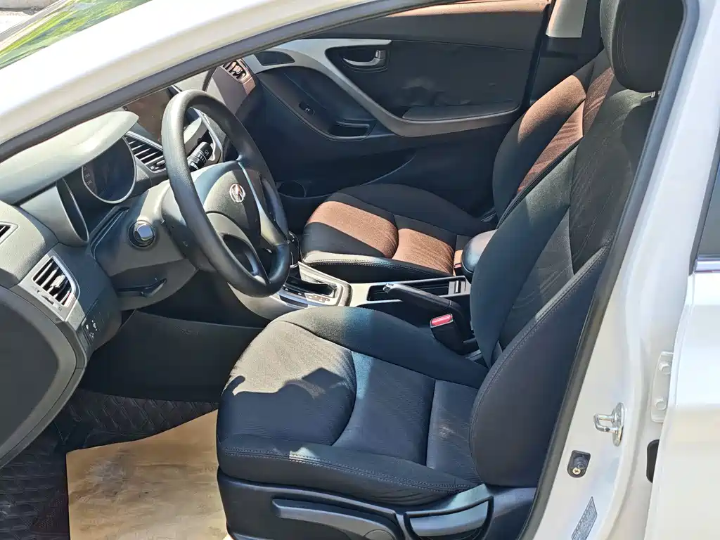 Hyundai Elantra 2016 — фото 8