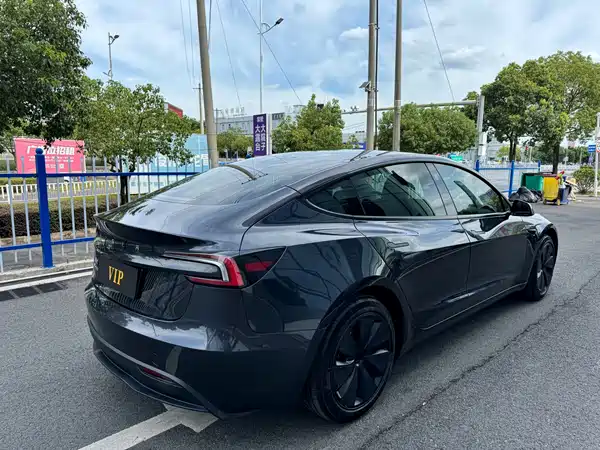 Tesla Model 3 2024