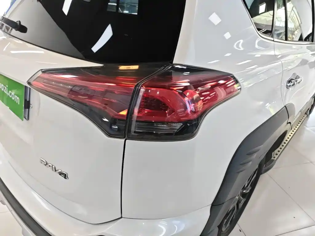 Toyota RAV4 2019 — фото 8