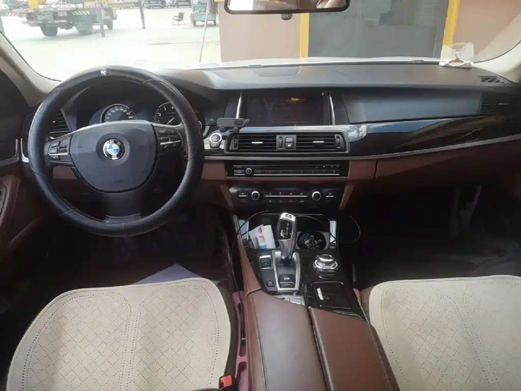 BMW 5 Series 2015 — фото 10