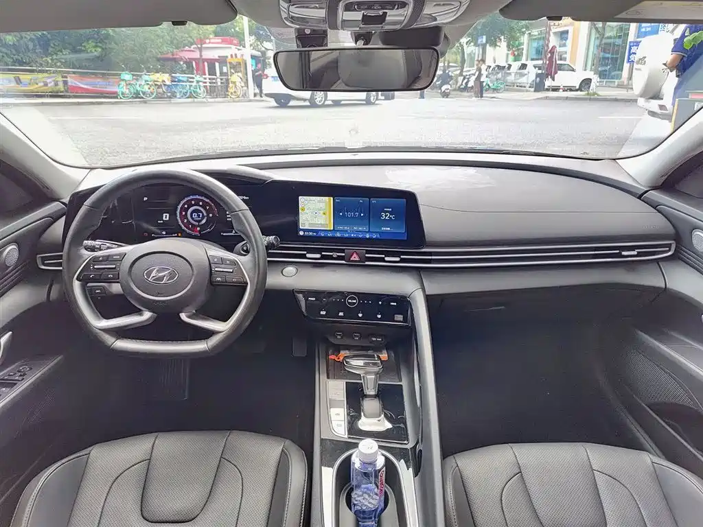 Hyundai Elantra 2022 — фото 10