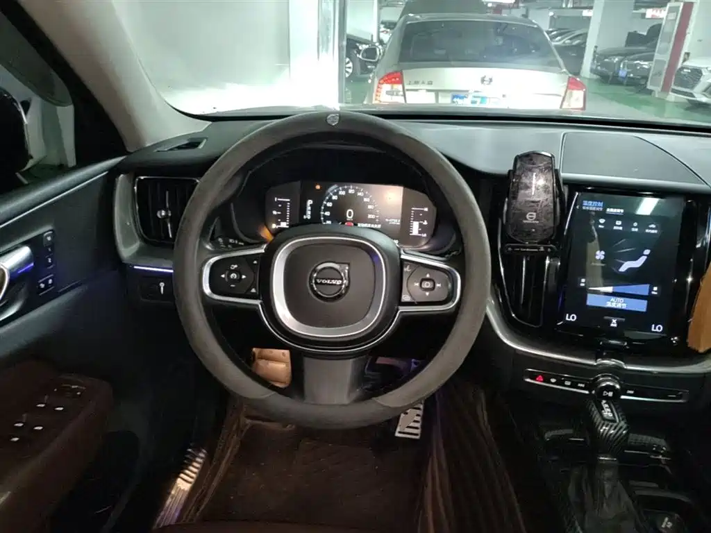 Volvo XC60 2019 — фото 11