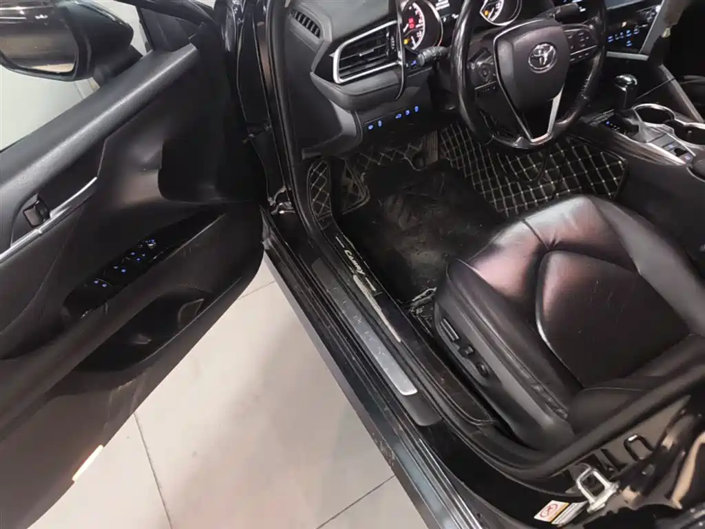 Toyota Camry 2018 — фото 16