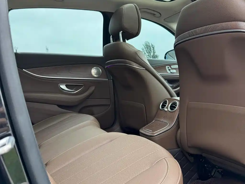 Mercedes-Benz E-Class 2023 — фото 12