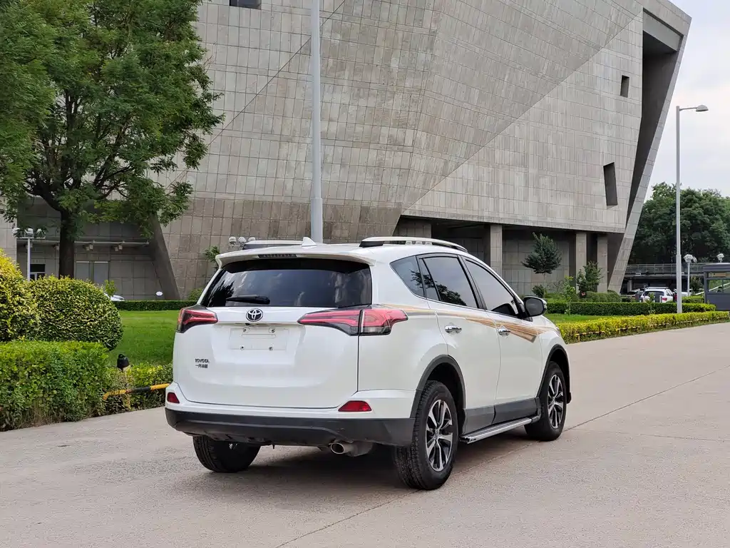 Toyota RAV4 2017 — фото 10