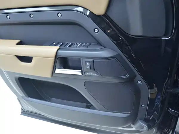 Land Rover Defender 2026