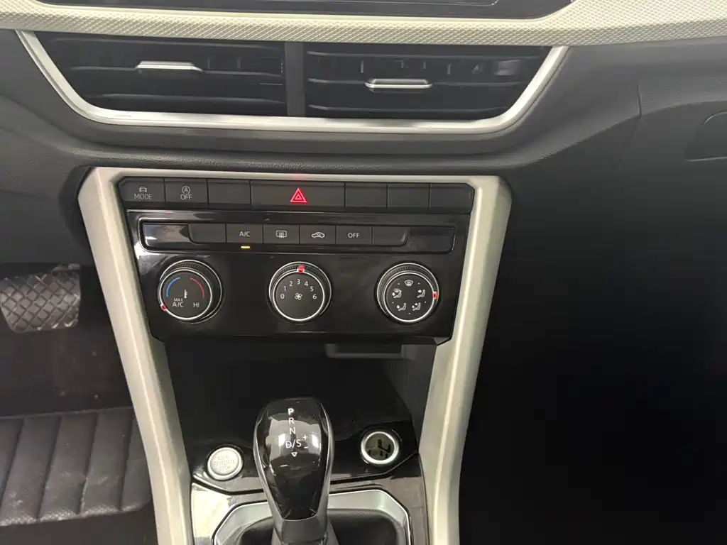 Volkswagen T-Roc 2023 — фото 10