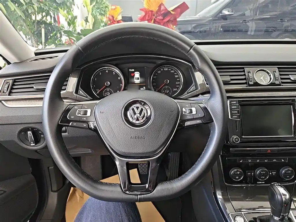 Volkswagen Passat 2017 — фото 10