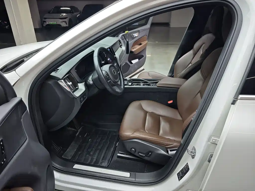 Volvo XC60 2022 — фото 13
