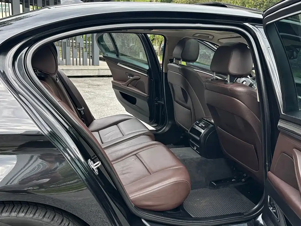 BMW 5 Series 2017 — фото 13
