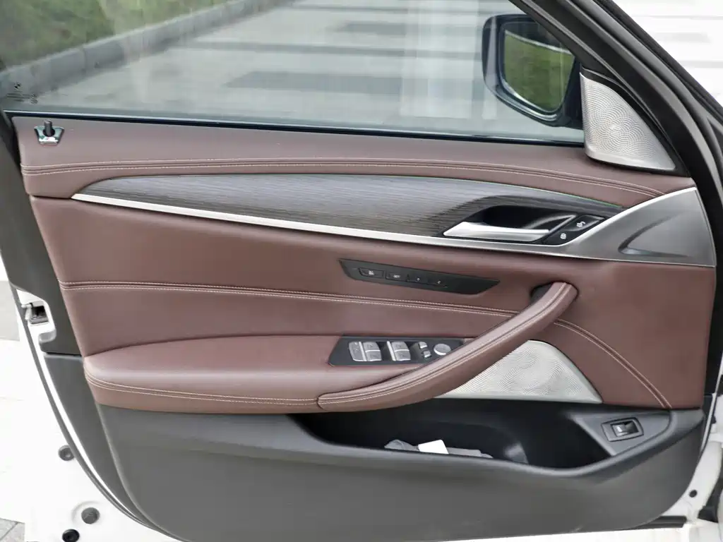 BMW 5 Series 2021 — фото 10