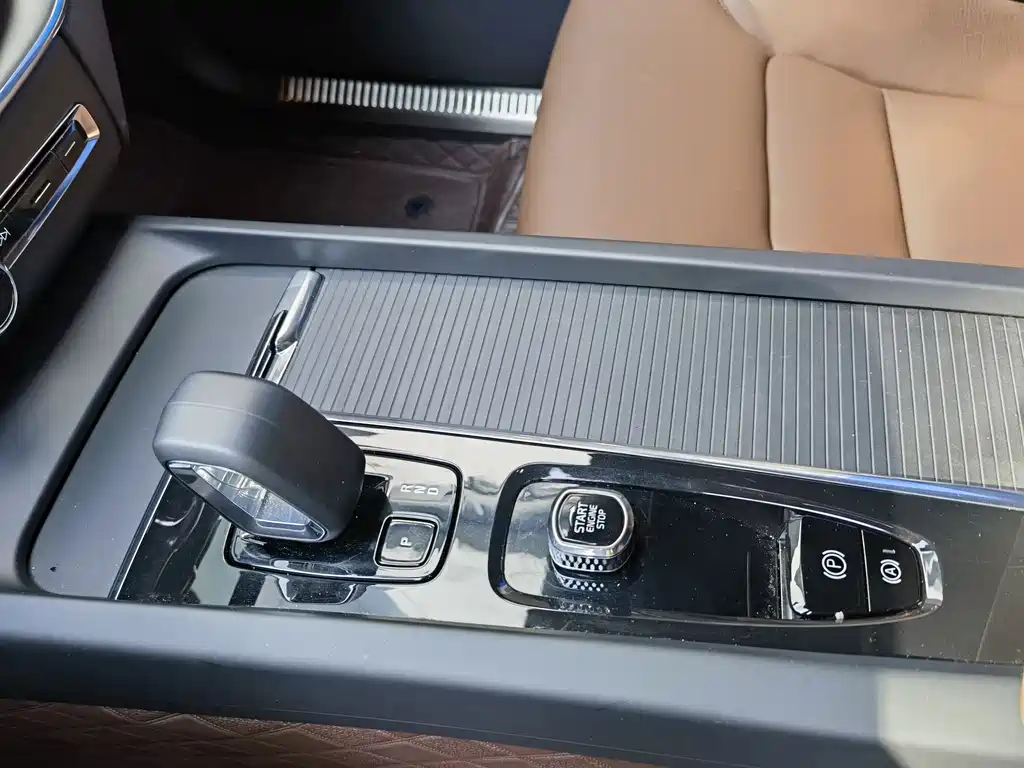 Volvo XC60 2023 — фото 11