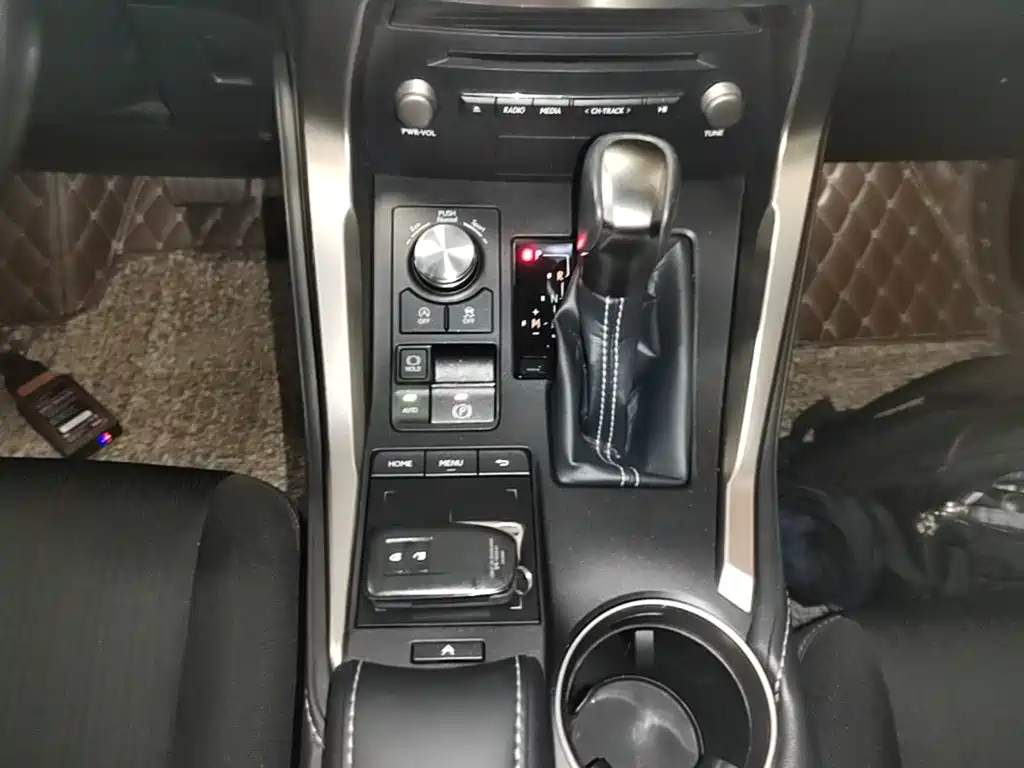 Lexus NX 2018 — фото 14