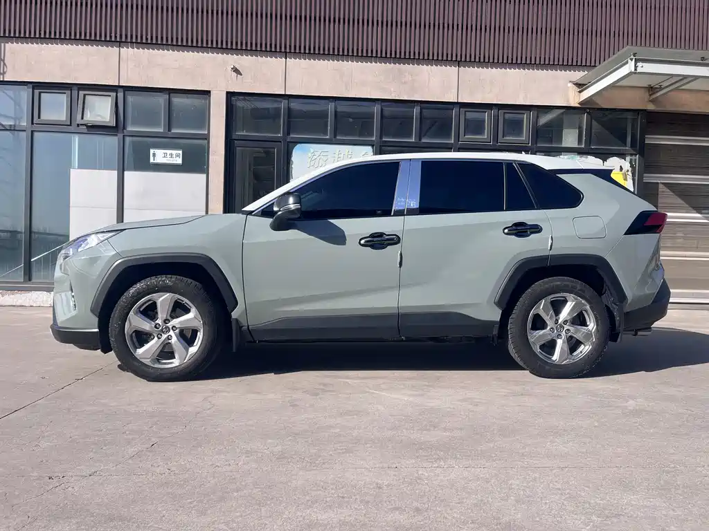 Toyota RAV4 2019 — фото 16