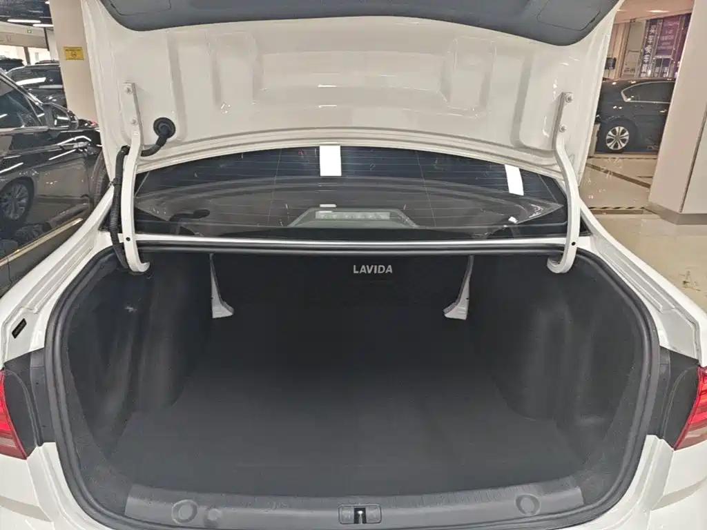 Volkswagen Lavida 2018 — фото 19