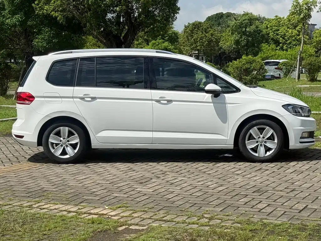Volkswagen Touran 2017 — фото 12