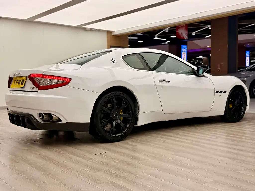 Maserati GranTurismo 2013 — фото 9