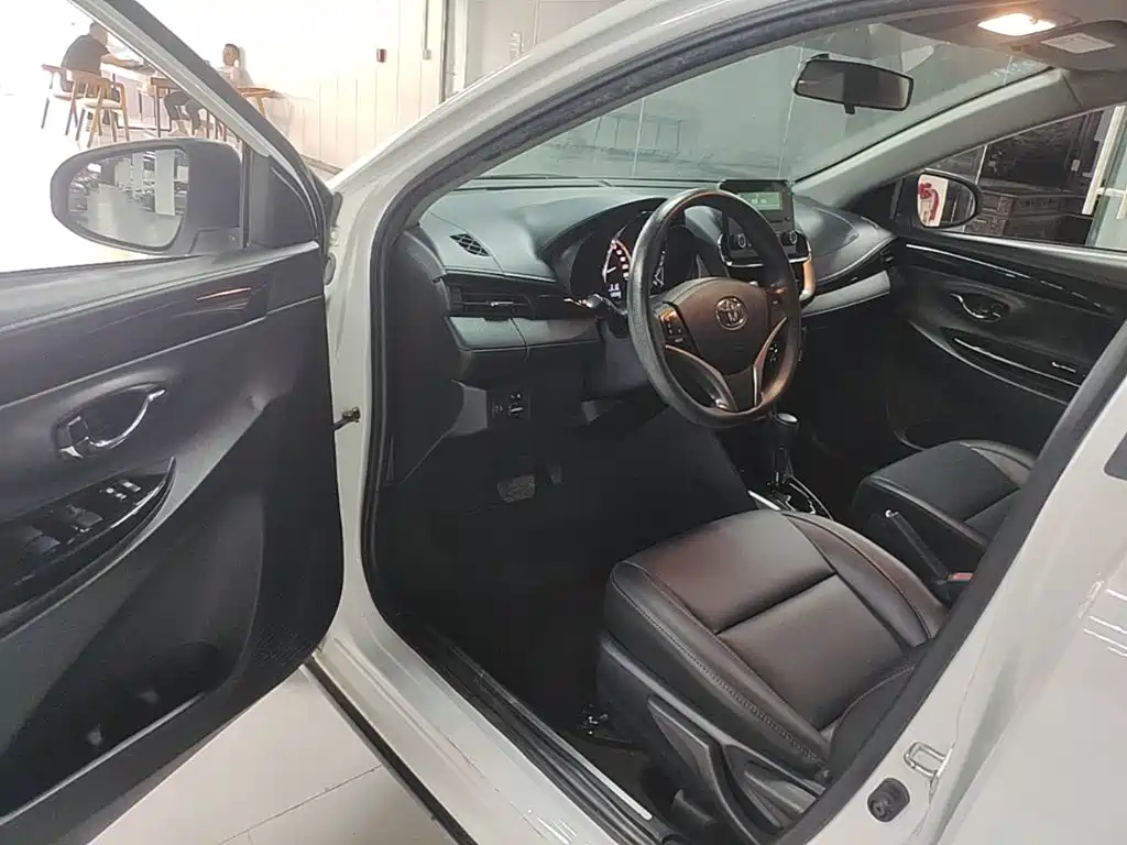 Toyota Yaris L 2021 — фото 16