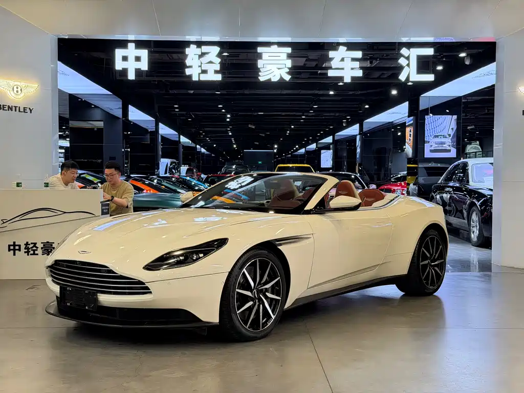 Aston Martin DB11 2020 — фото 24
