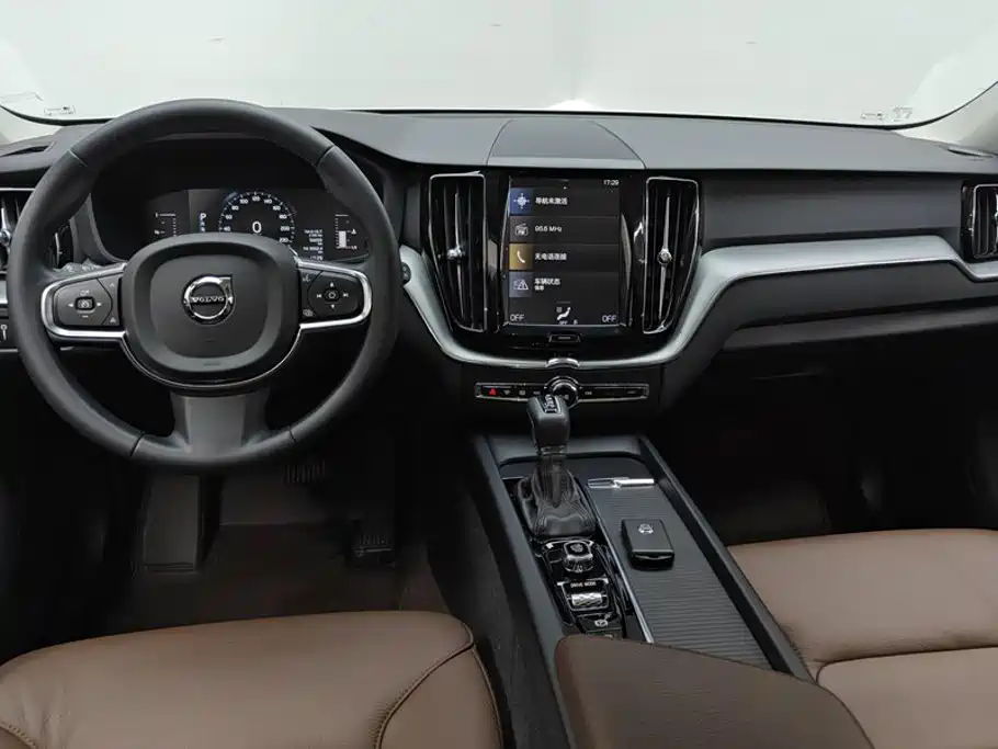 Volvo XC60 2020 — фото 12