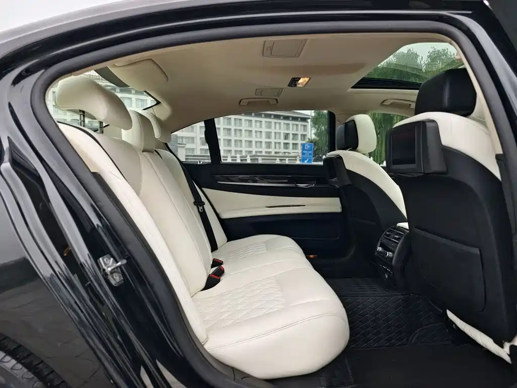 BMW 7 Series 2012 — фото 16