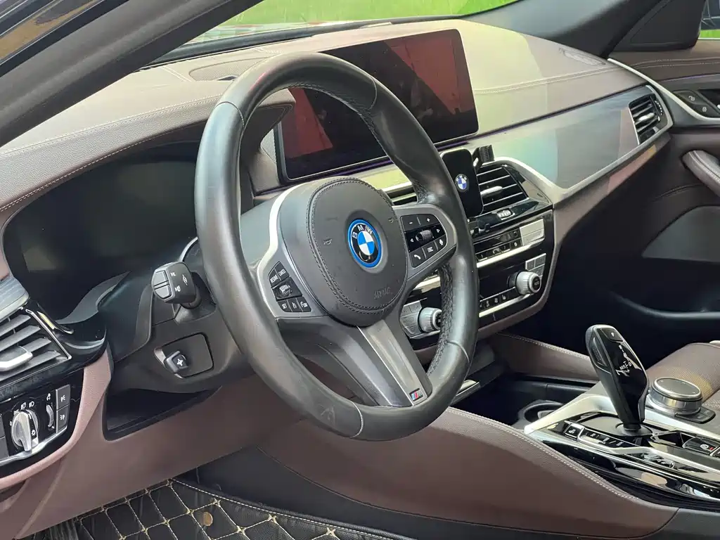 BMW 5 Series New Energy 2021 — фото 9