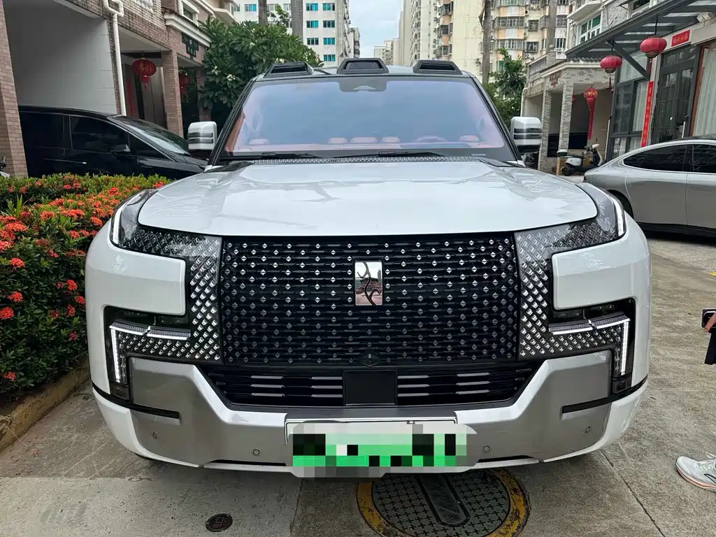 Yangwang U8 2025