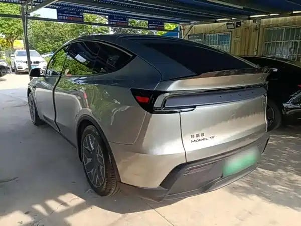 Tesla Model Y L 2026